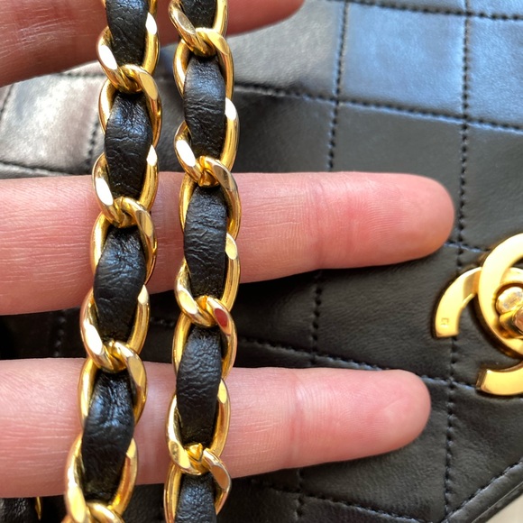 Authentic vintage Chanel lamp skin timeless chain bag - Picture 4 of 16